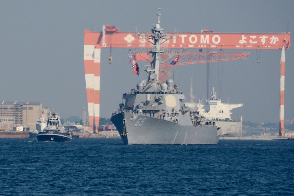 USS Benfold arrives at FLEACT Yokosuka