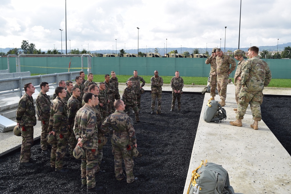 Sky soldiers, French paratroopers conduct combined parachute operation