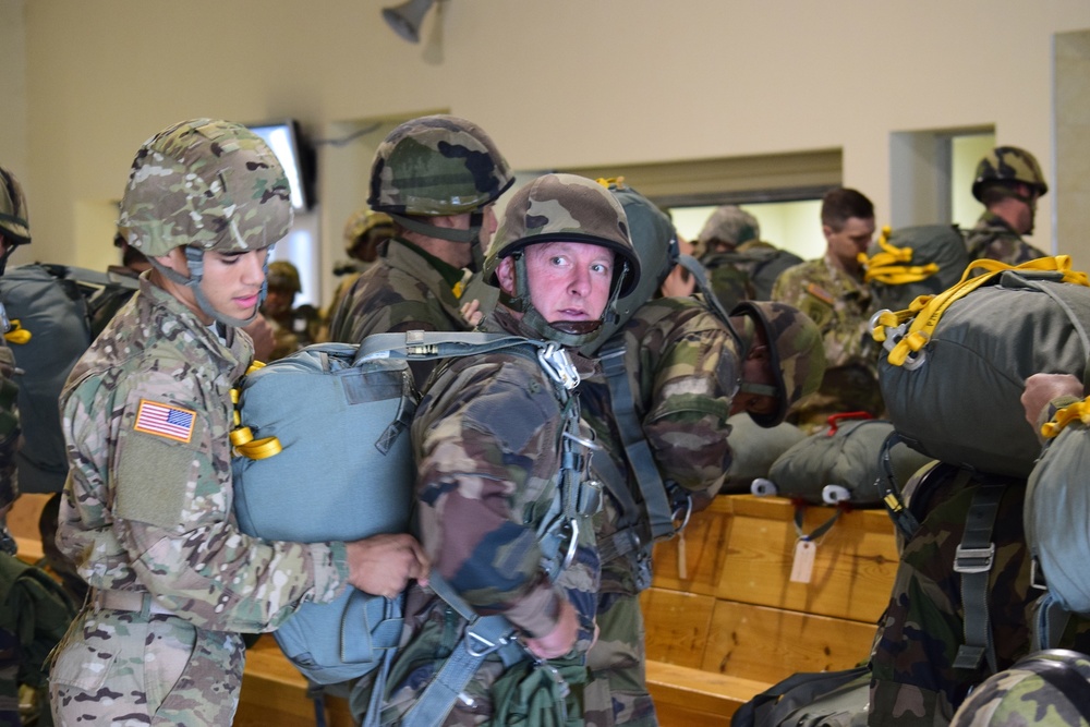 Sky soldiers, French paratroopers conduct combined parachute operation