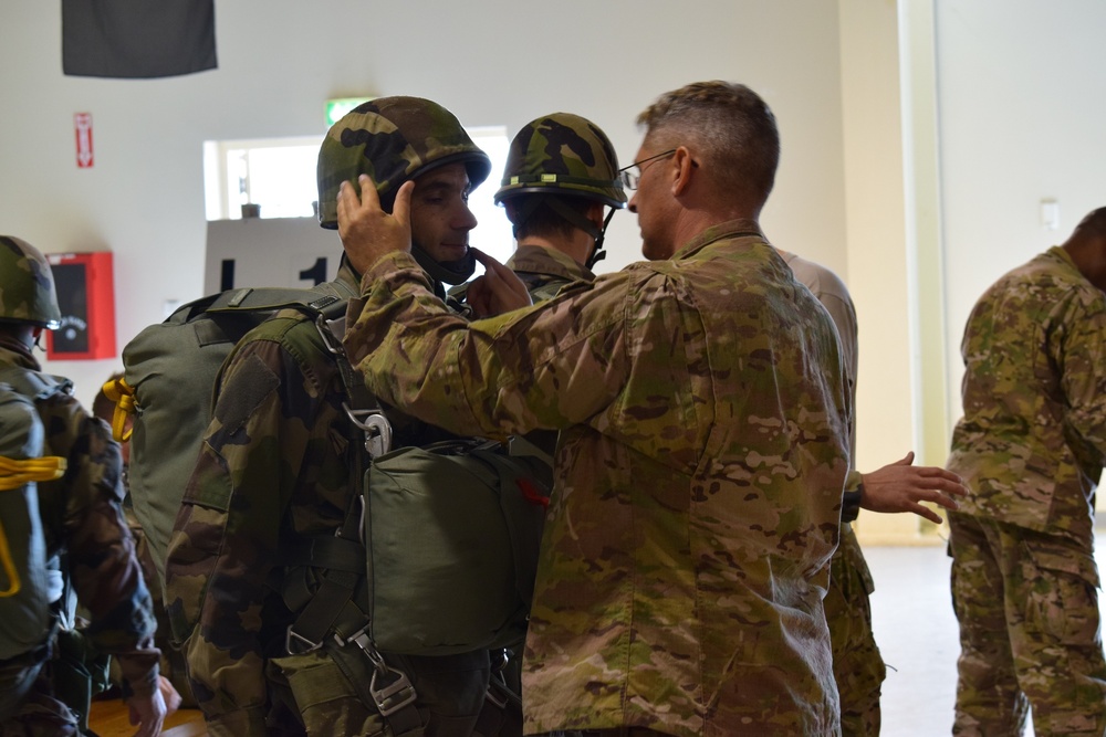 Sky soldiers, French paratroopers conduct combined parachute operation