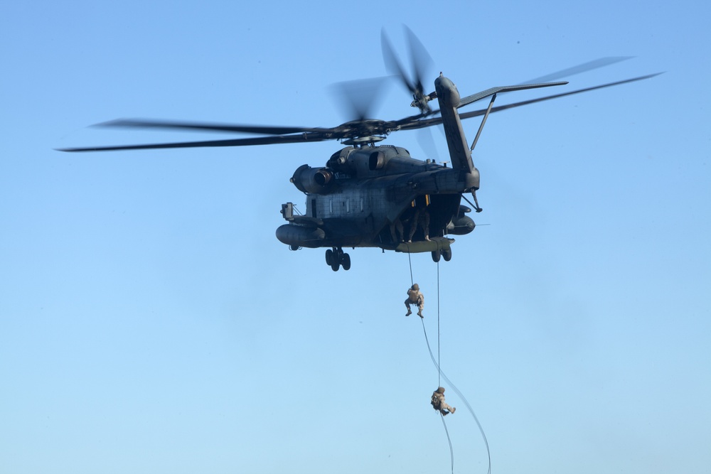 HMH-366 conducts Rappelling Training