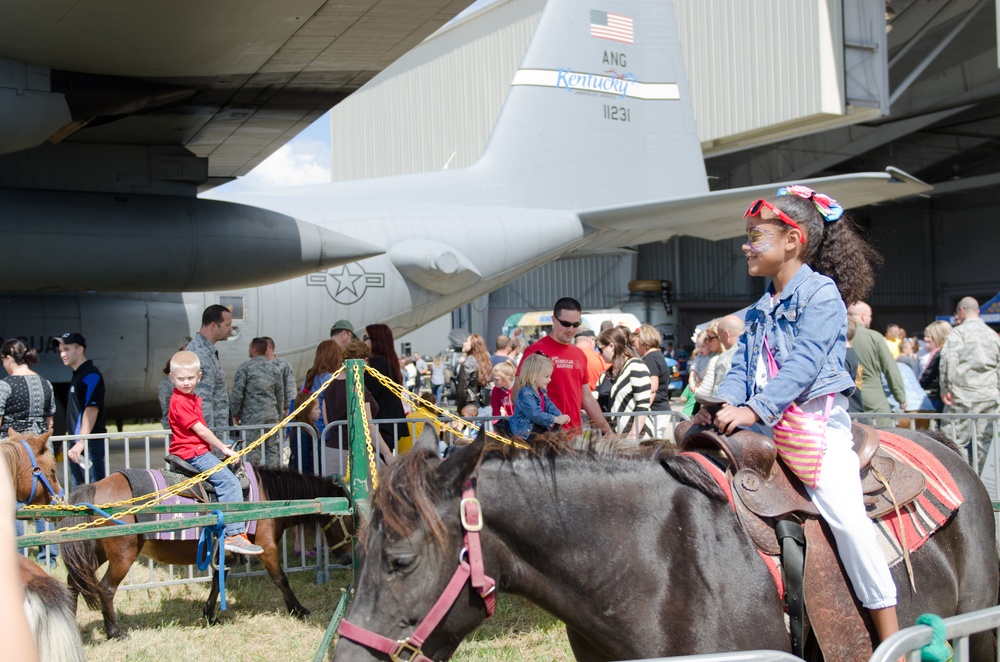Family Day draws hundreds to Kentucky Air Guard