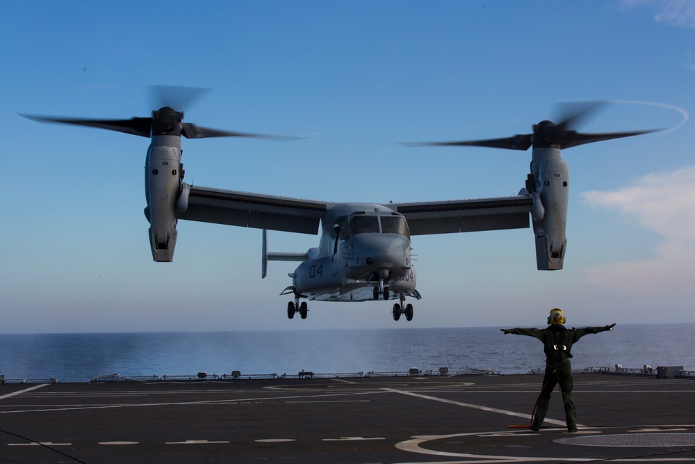 U.S. lands Osprey on Dutch amphibious warfare ship