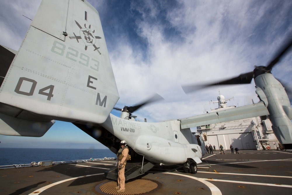 U.S. lands Osprey on Dutch amphibious warfare ship