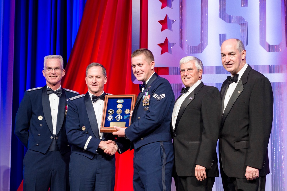 VCJCS speaks at USO Gala