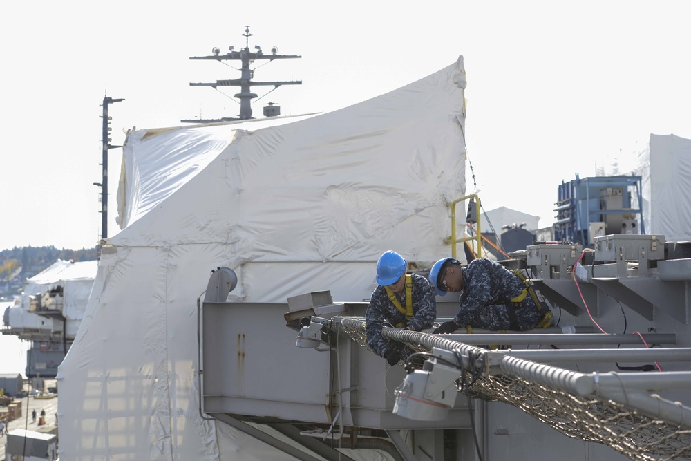 Nimitz Sailors tighten flight deck fall protection nets