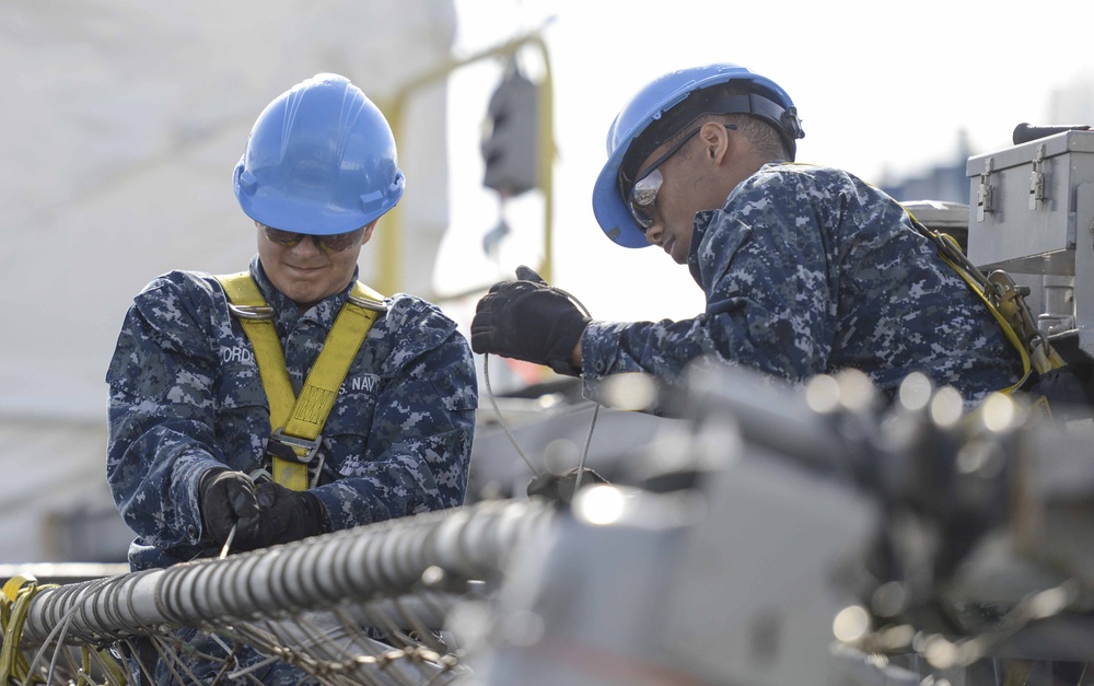 Nimitz Sailors tighten flight deck fall protection nets