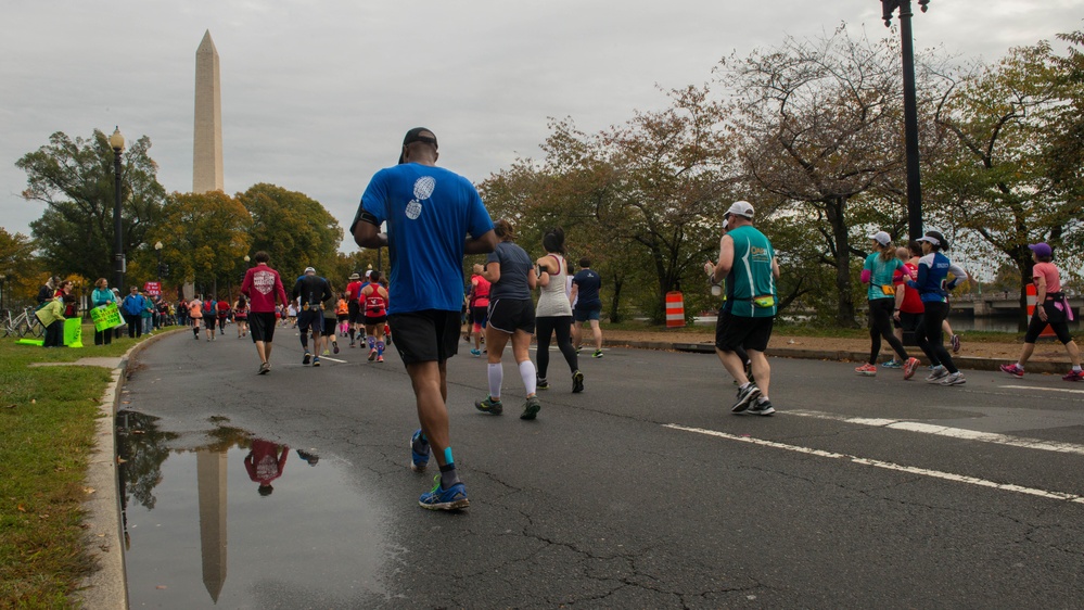 Ruby Run: 30,000 runners participate in the 40th Marine Corps Marathon
