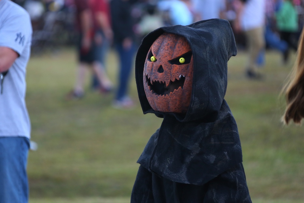 MACS-2 Marines, families welcome autumn with Fall Family Festival