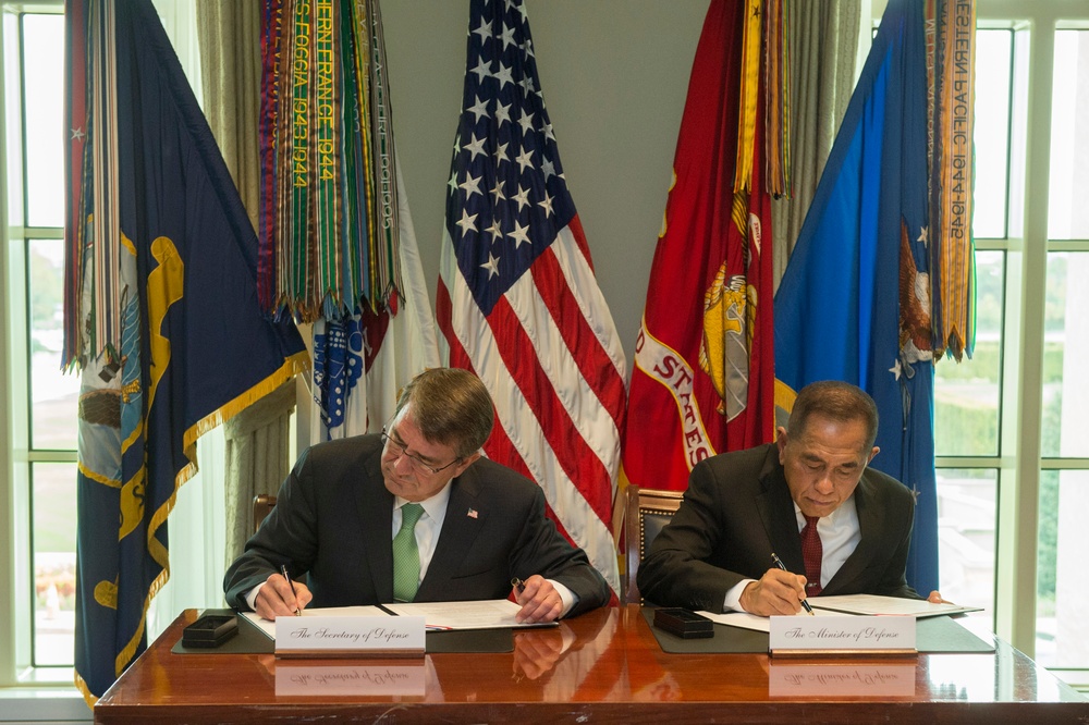 Secretary of defense hosts honor cordon for Indonesian MoD