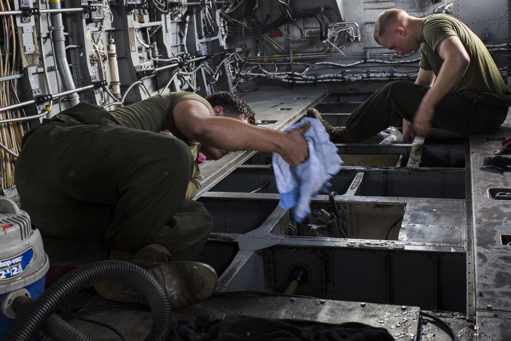 SPMAGTF-SC Marines desnail aircraft in preparation redeployment