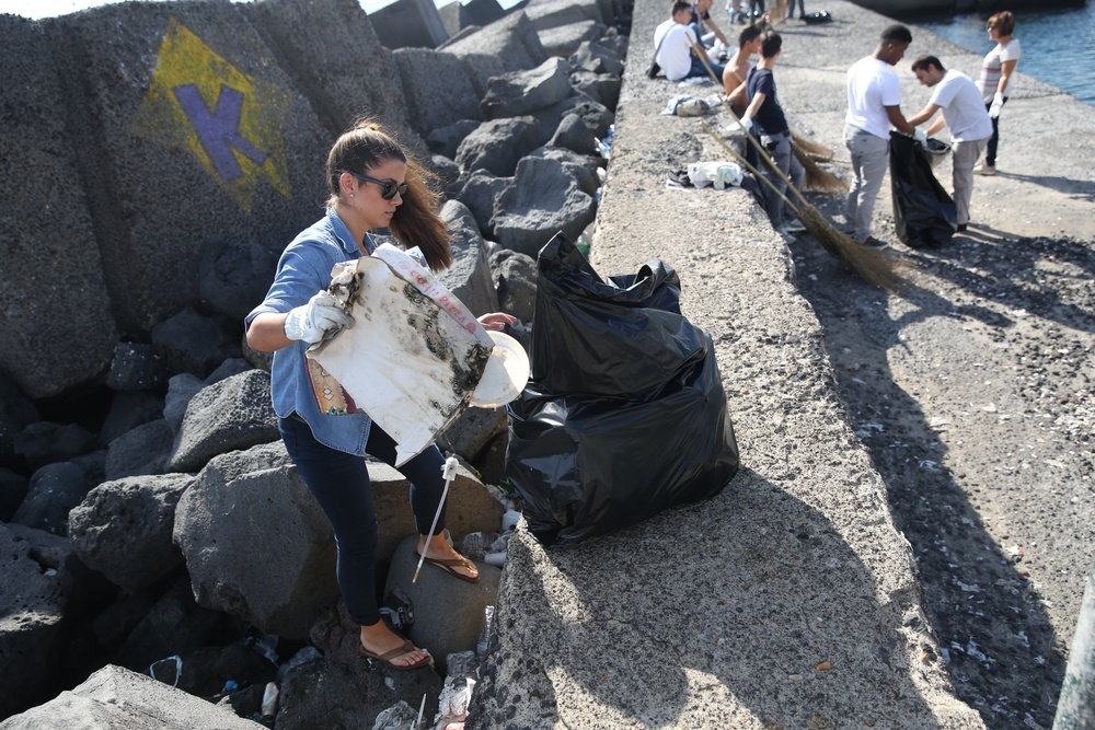 US service members, local Sicilian school clean historic beach