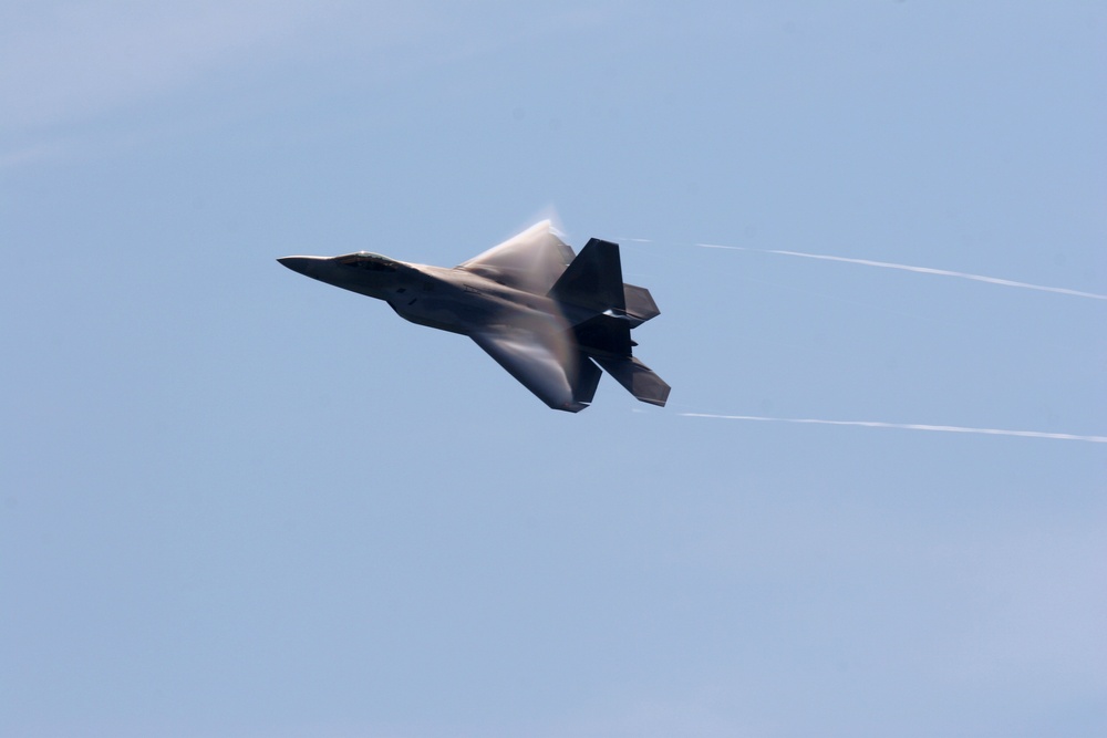 Thunderbirds and Blue Angels perform together at air show