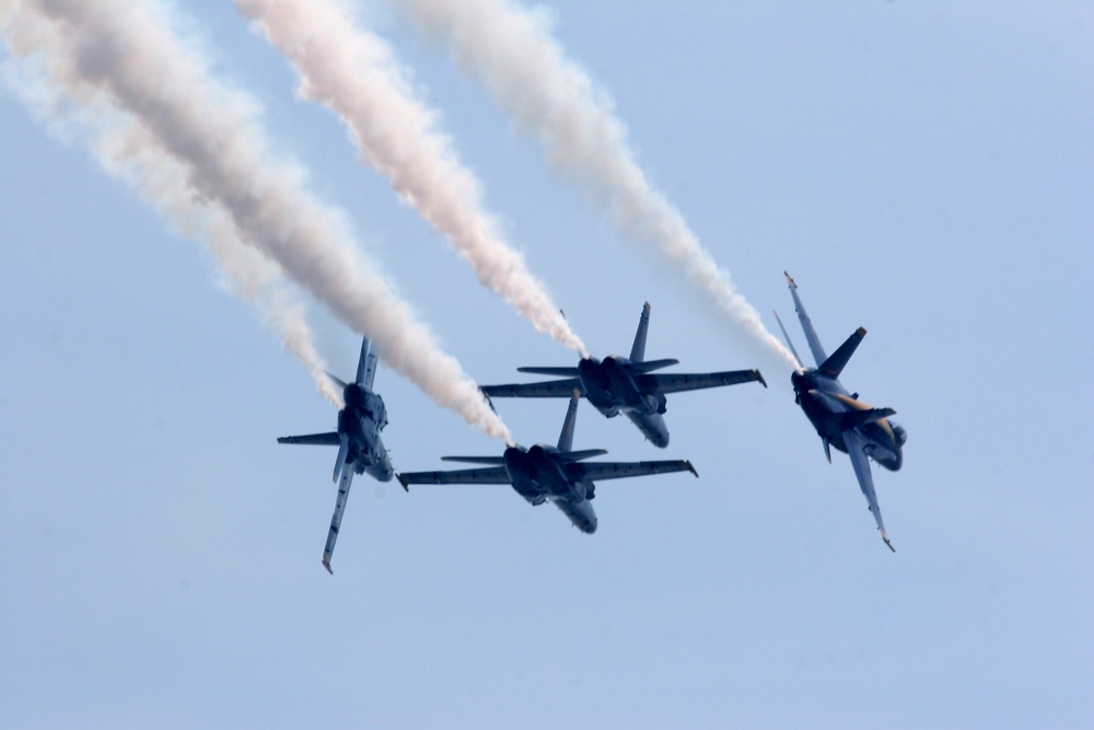 Thunderbirds and Blue Angels perform together at air show