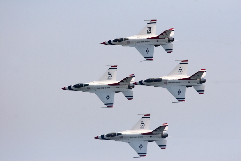 Thunderbirds and Blue Angels perform together at air show