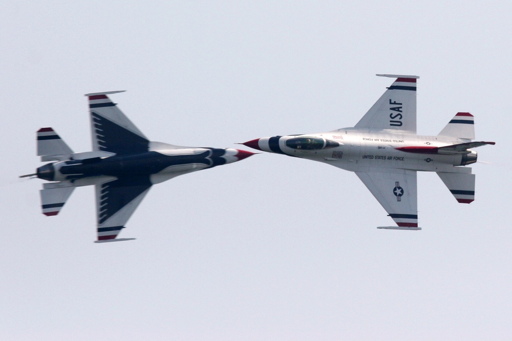 Thunderbirds and Blue Angels perform together at air show