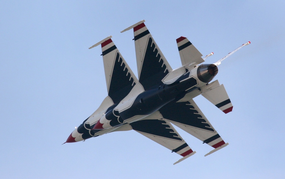 Thunderbirds and Blue Angels perform together at air show