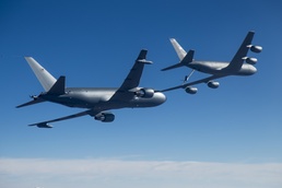 KC-135 refuels
