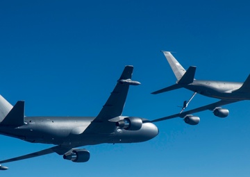 KC-135 refuels