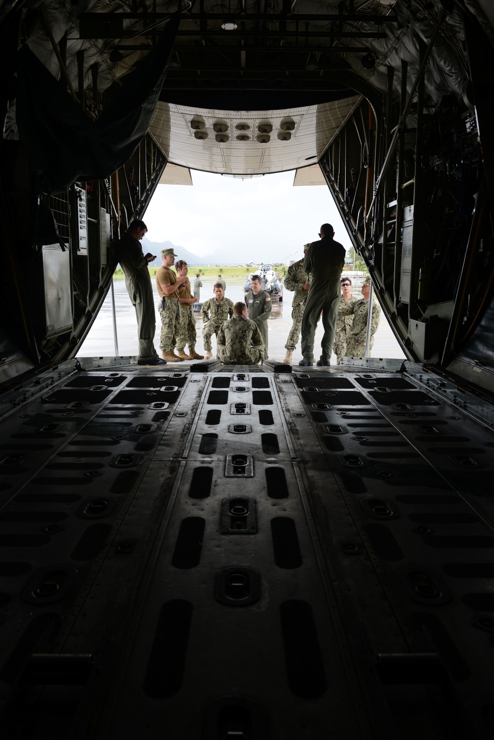 Coast Guard assists Navy Honolulu divers with logistics for training evolutions