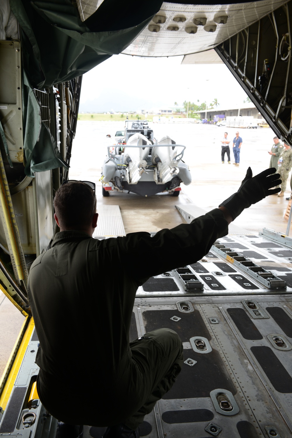 Coast Guard assists Navy Honolulu divers with logistics for training evolutions
