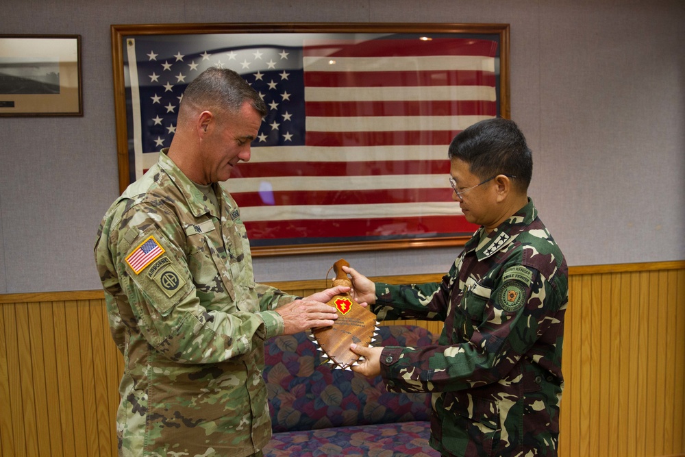 25th Infantry Division hosts Philippine's Army Commanding General