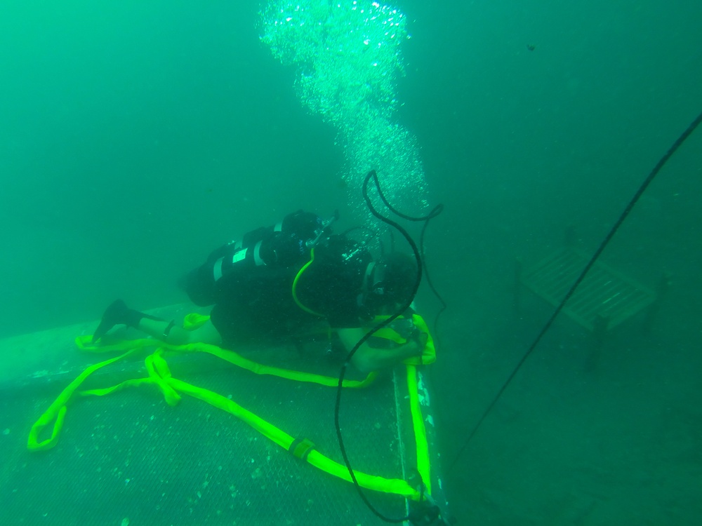 Army divers train salvage ops at Kuwait Naval Base