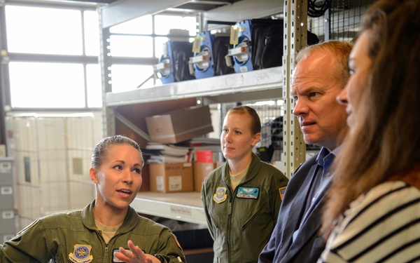 Aeromedical Airmen host Wyoming governor
