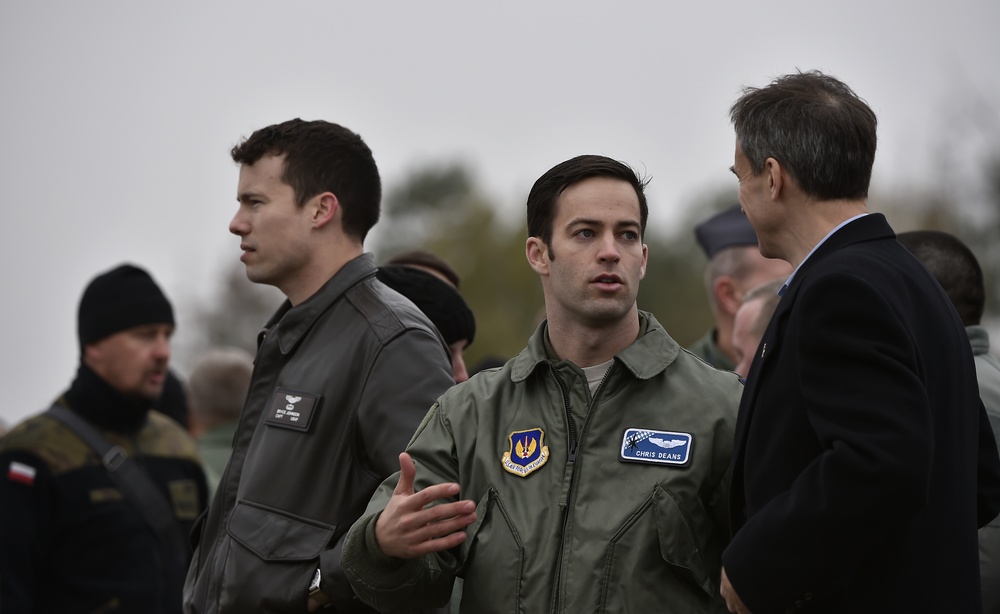 US, Poland partake in friendly airlift competition