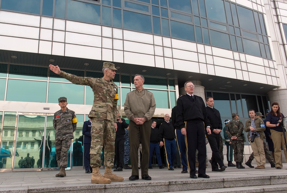 Gen. Dunford travels to the DMZ