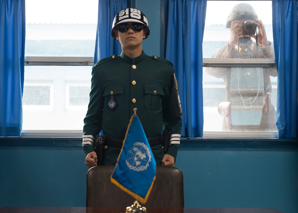 Gen. Dunford travels to the DMZ