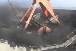 Clamshell bucket mixing