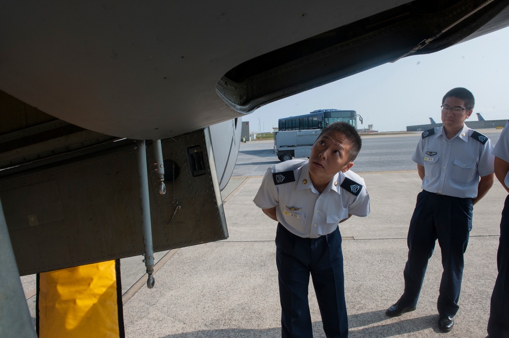JASDF visits 909th ARS