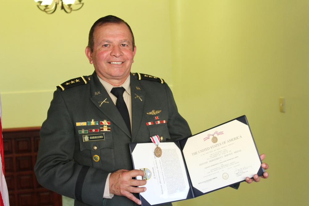 Honduran colonel receives Defense Meritorious Service Medal