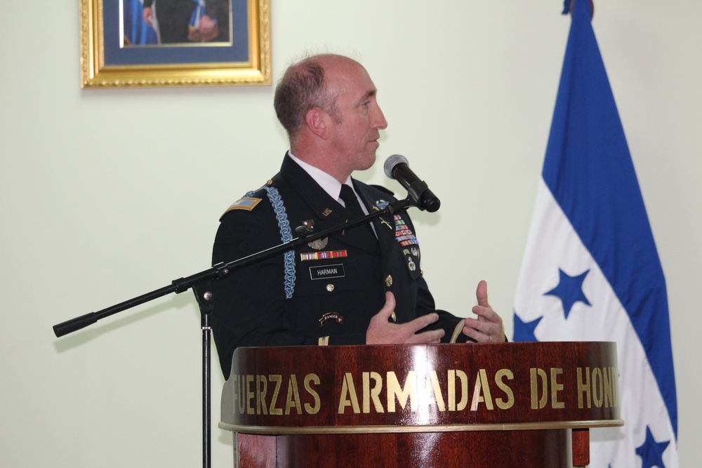 Honduran colonel receives Defense Meritorious Service Medal