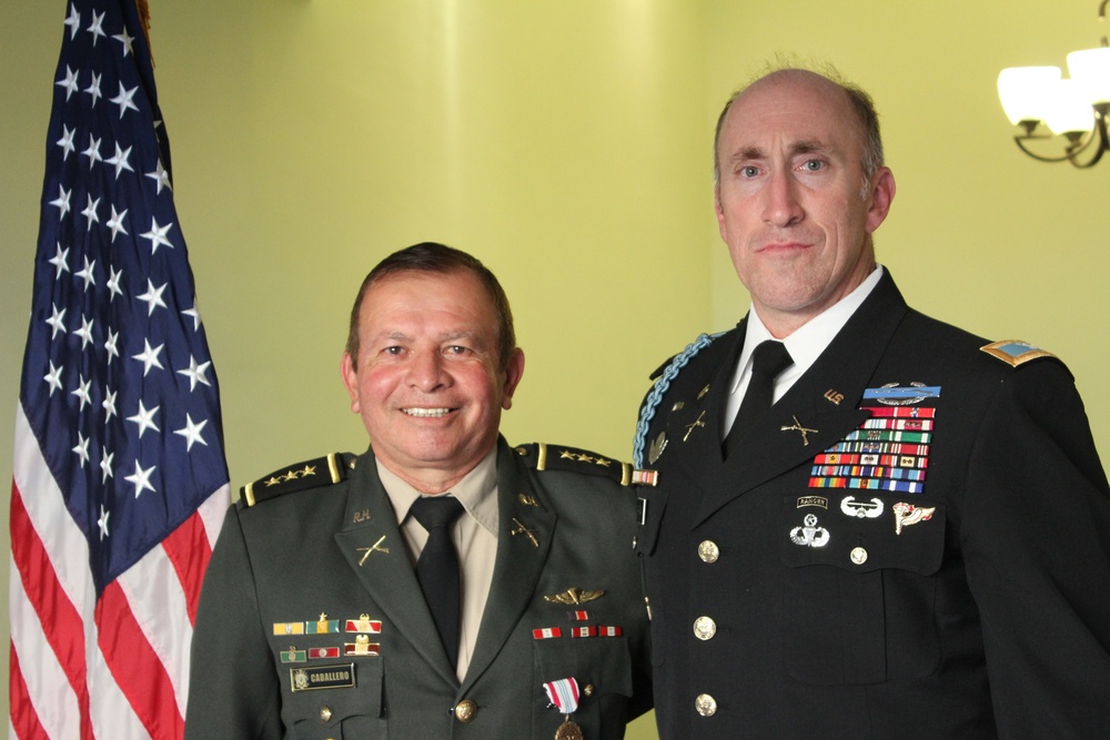 Honduran colonel receives Defense Meritorious Service Medal