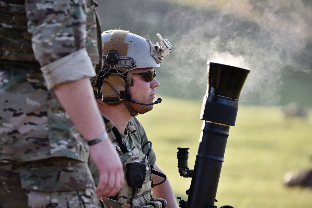 Soldiers conduct mortar training during Exercise Southern Strike 16