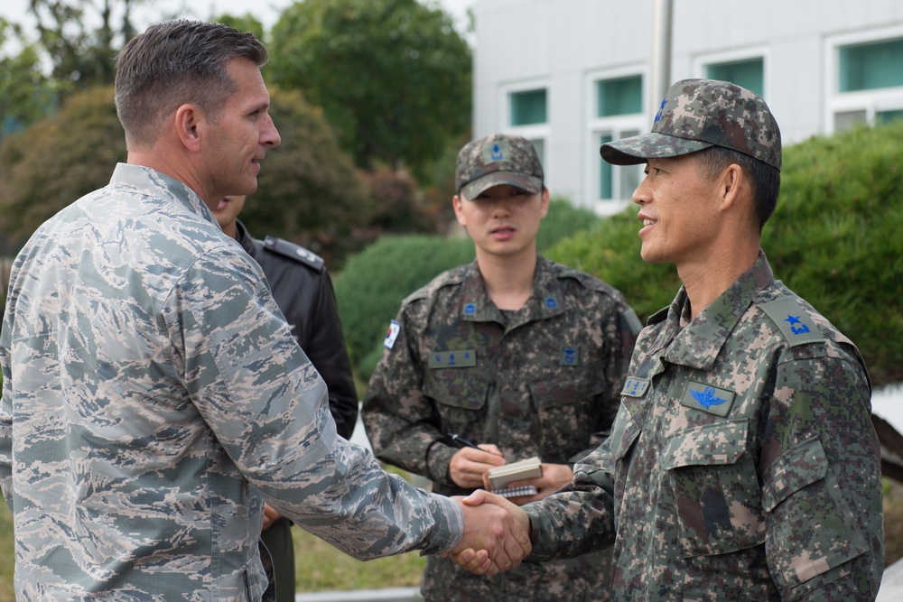18th Wing commander visits Gwangju