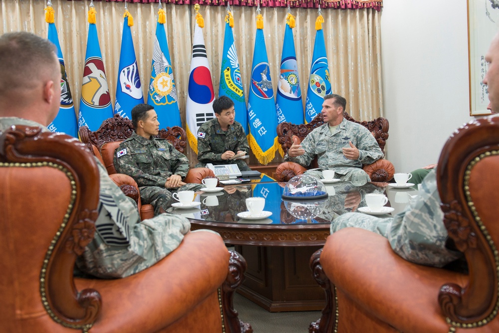 18th Wing commander visits Gwangju Air Base