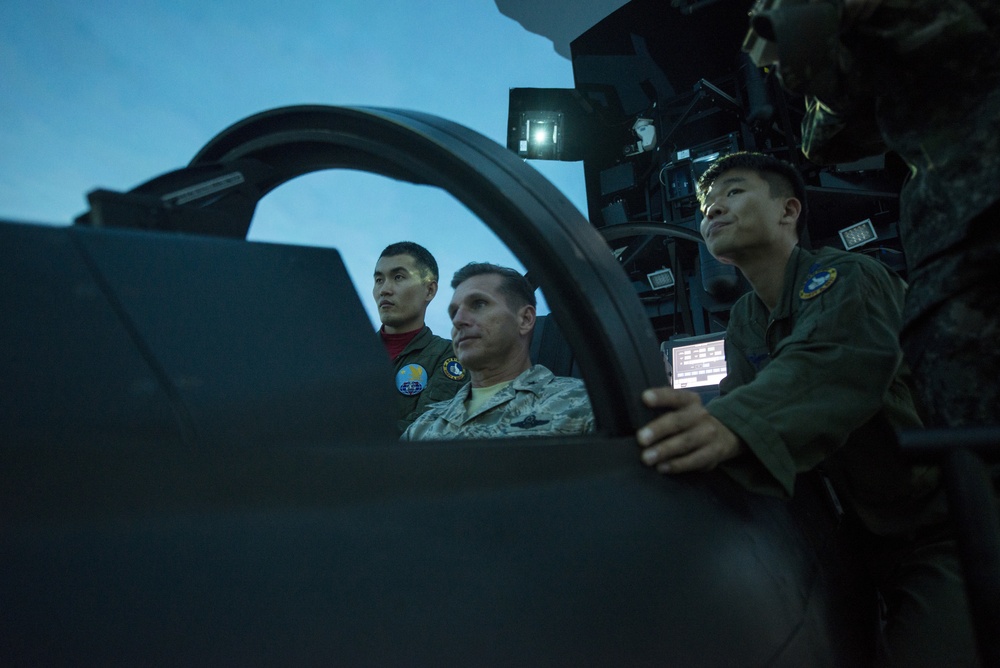 DVIDS - Images - 18th Wing commander visits Gwangju Air Base [Image 3 of 4]