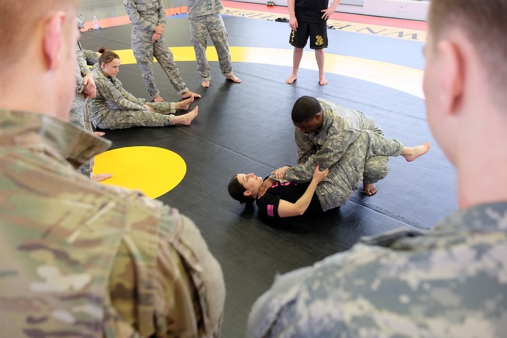 7th MSC Soldiers certify KMC Soldiers; Airmen in Combatives Level 1