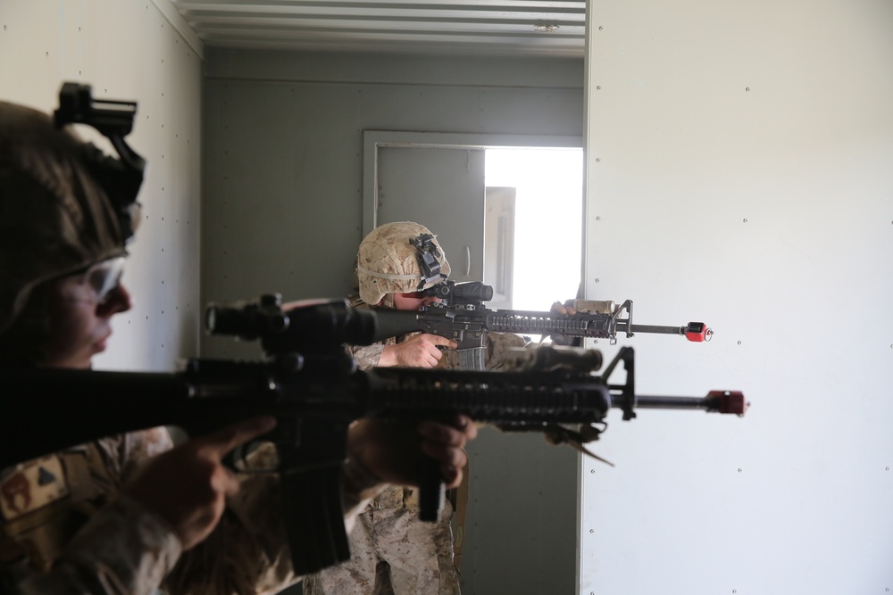 13th MEU Company 'G' raids enemy compound during COMPTUEX