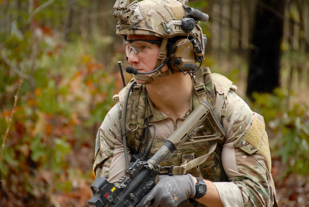 28th EOD Co. Soldier stands watch