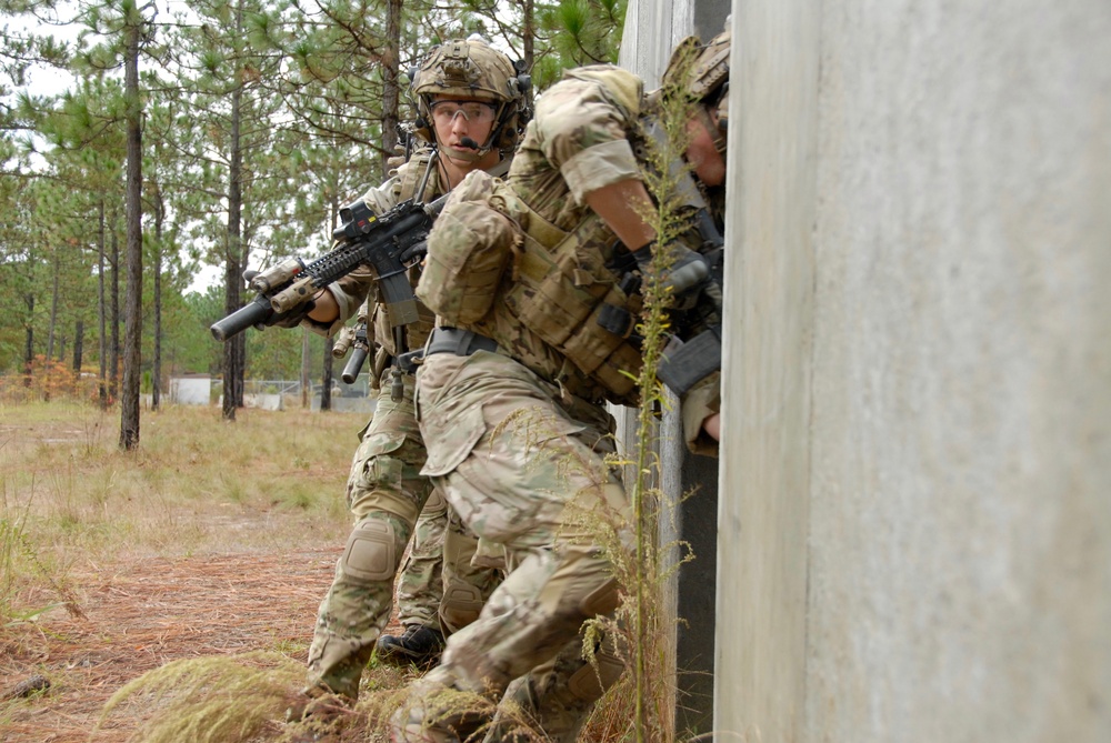 Soldiers clear building during exercise