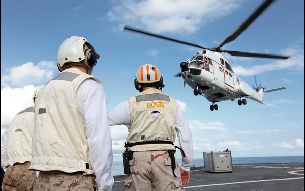 US Marines, Sailors replenish supplies at sea