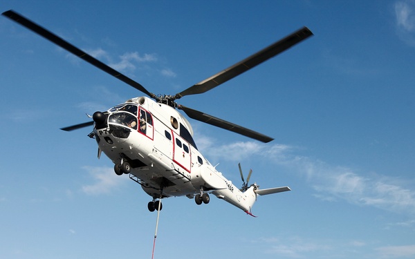 US Marines, Sailors replenish supplies at sea