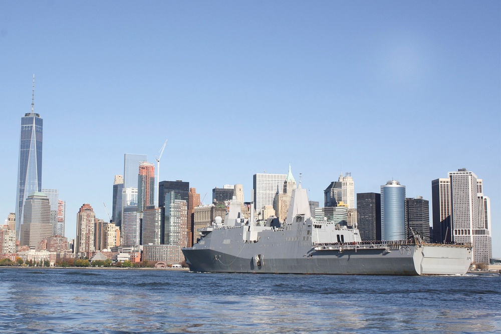 USS New York (LPD 21) arrives to New York City for Veterans Week 2015