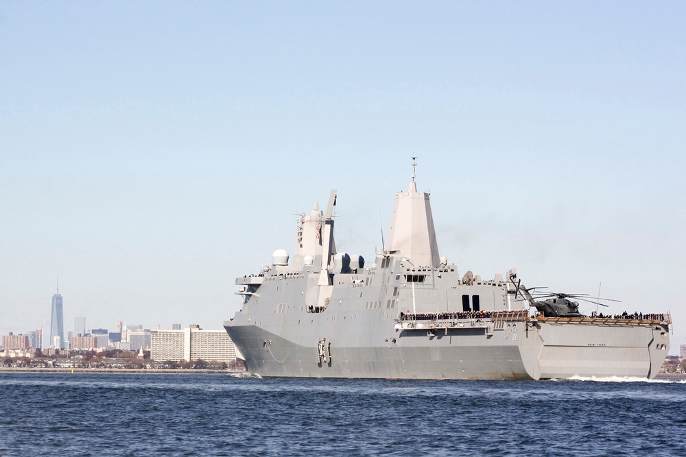 USS New York (LPD 21) transits up the Hudson River. New York is participating in Veterans Week New York City to honor the service of all our nation’s veterans.