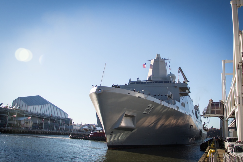 USS New York (LPD 21) arrives on Manhattan's west side as the ship pulls in for port visit