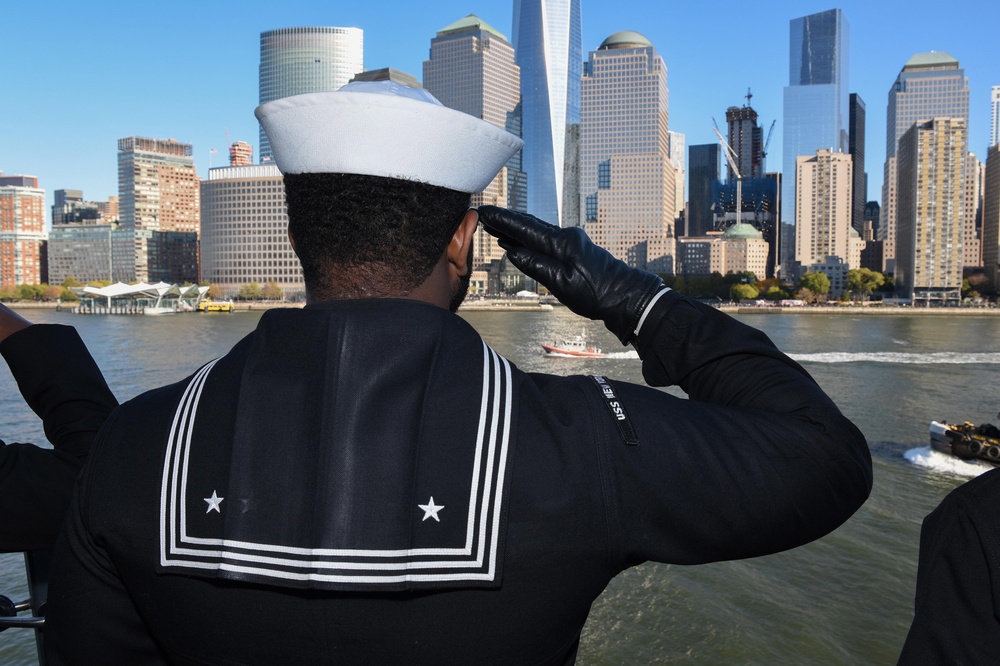USS New York (LPD 21) arrives to NYC for Veterans Week 2015